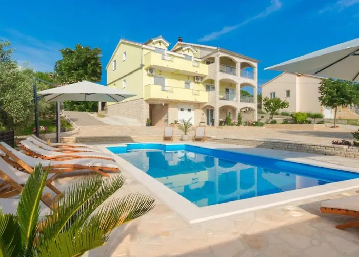 House Balen With Swimming Pool