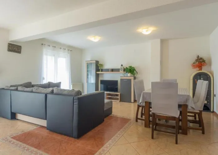 House Balen With Swimming Pool Vikendica Benkovac