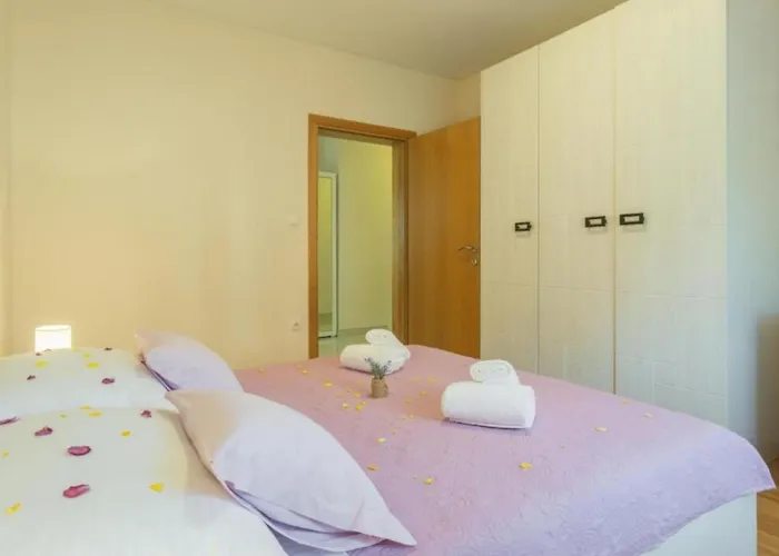 House Balen With Swimming Pool Vikendica