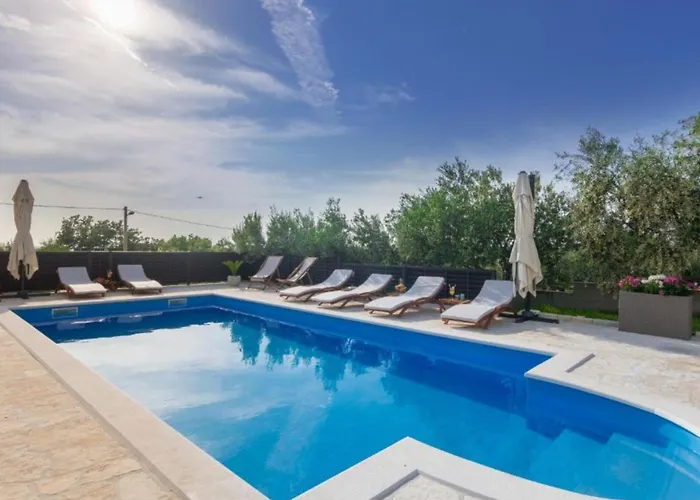 House Balen With Swimming Pool
